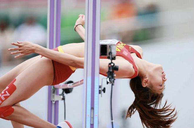 杭州初一女生校运会跳高1米56，达到国家