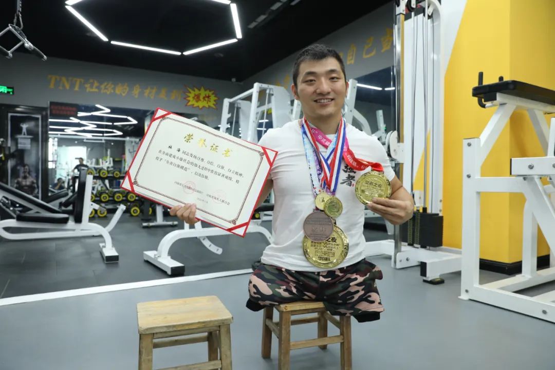 残疾人游泳世界冠军_残疾游泳冠军视频_河南残疾游泳世界冠军