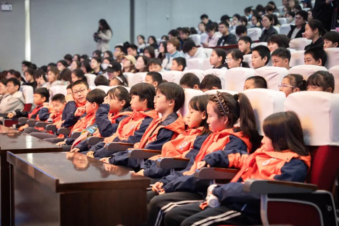 游泳出发冠军世界是哪个国家_世界游泳冠军出发是谁_游泳的世界冠军