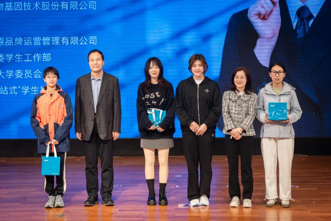 游泳出发冠军世界是哪个国家_游泳的世界冠军_世界游泳冠军出发是谁