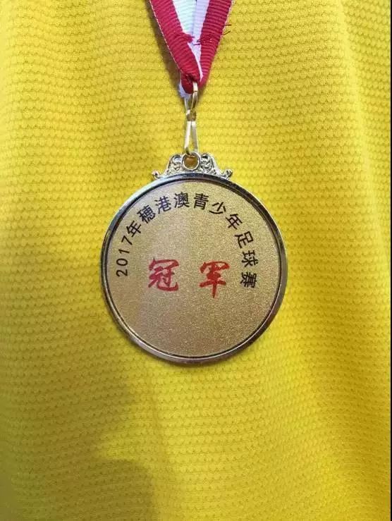 足球冠军领奖规则是什么_足球比赛领奖台_足球领奖台