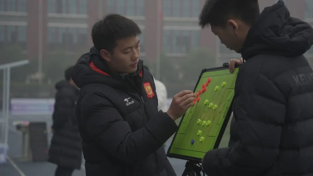 足球领奖台_足球冠军领奖规则是什么_足球比赛冠军规则