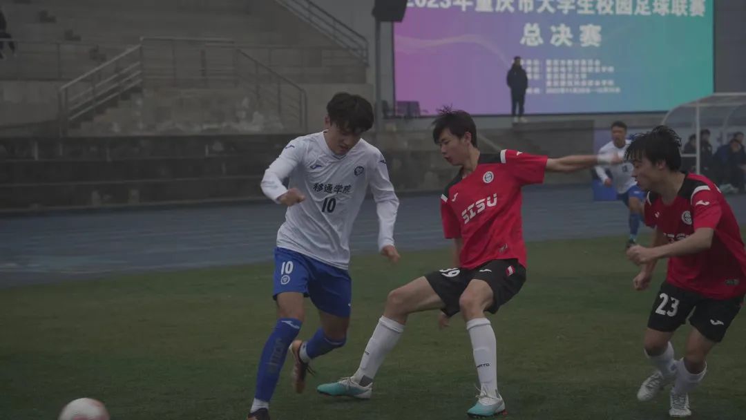 足球比赛冠军规则_足球冠军领奖规则是什么_足球领奖台