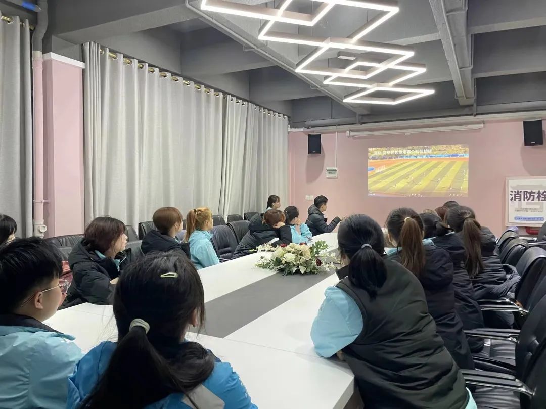 足球冠军领奖规则是什么_足球比赛冠军规则_足球领奖台
