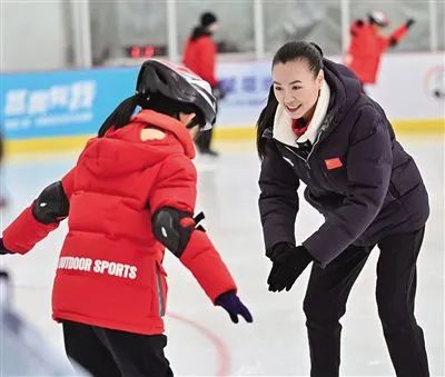 女子游泳儿童比赛舞蹈冠军_游泳舞蹈_游泳冠军小女孩