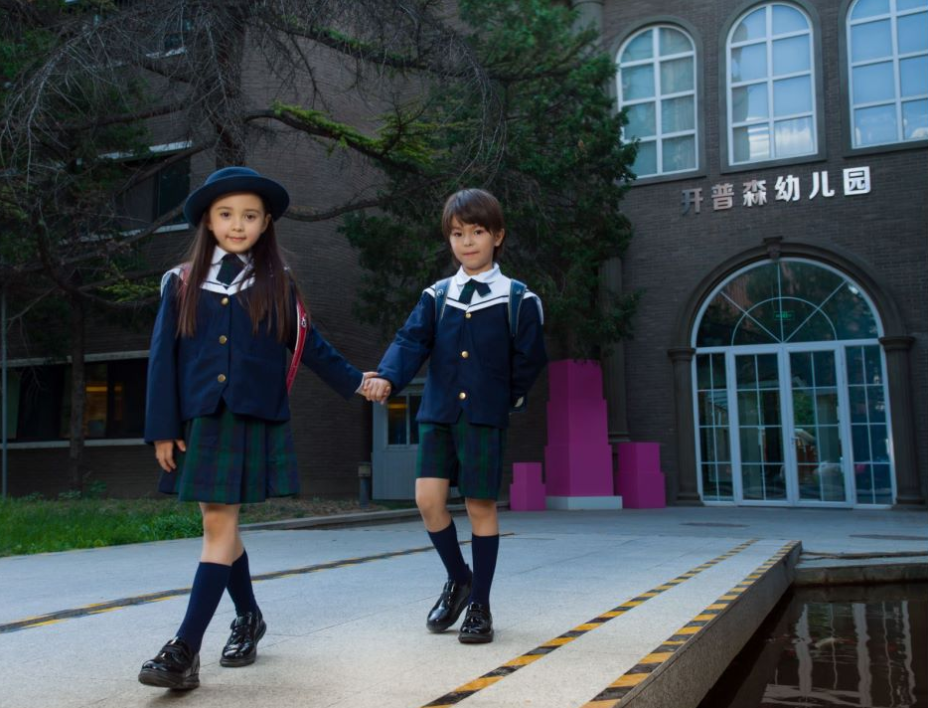 游泳冠军小女孩_女子游泳儿童比赛舞蹈冠军_游泳舞蹈