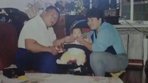 举重冠军能举起多少斤_举重冠军4岁_举重冠军之死原文