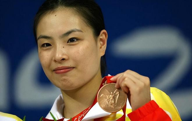 游泳选手跳舞_女子游泳冠军在水中跳舞_跳舞游泳水中女子冠军叫什么