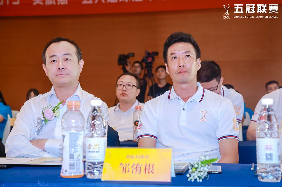 足球五大联赛冠军奖金_足球冠军奖杯含金量_足球联赛冠军奖杯