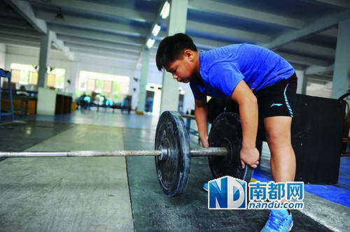 吴浩章在练习中给自己增加重量