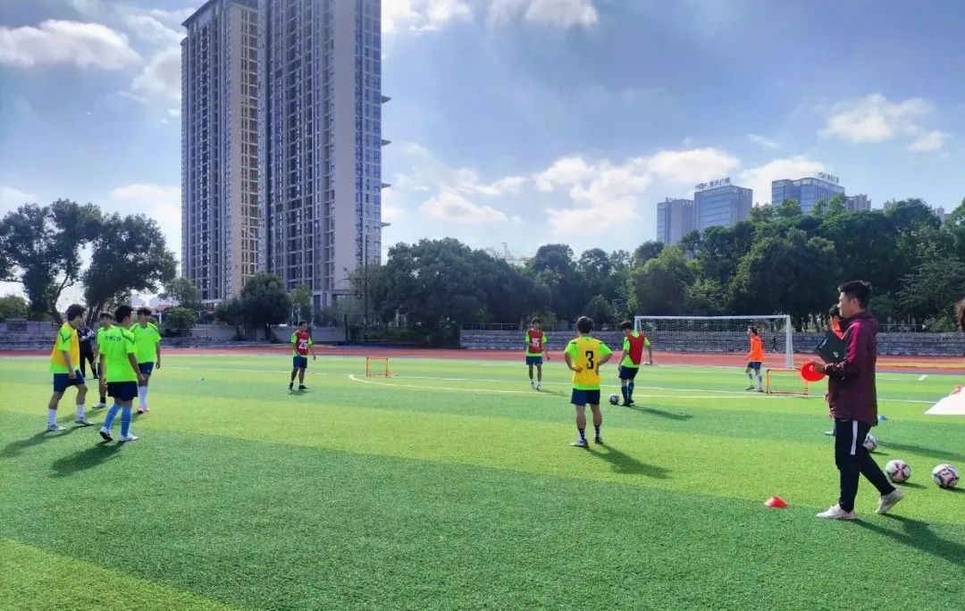 华侨中学足球队_华侨大学足球队冠军_华侨大学足球新生杯