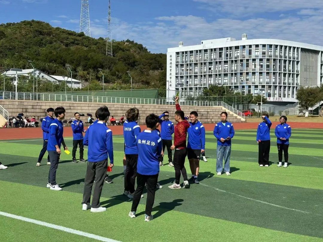 华侨大学足球队冠军_华侨中学足球队_华侨大学足球新生杯