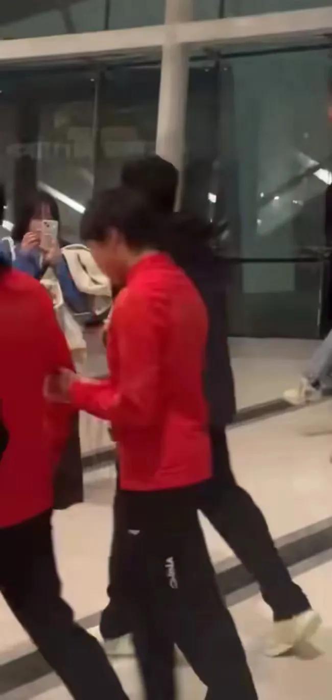 奥运击剑冠军中国服饰女_奥运会中国女子击剑_中国击剑奥运冠军女子