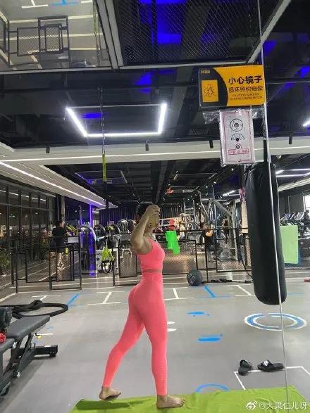 美女健身海报卡通_健身h美女_美女健身话语