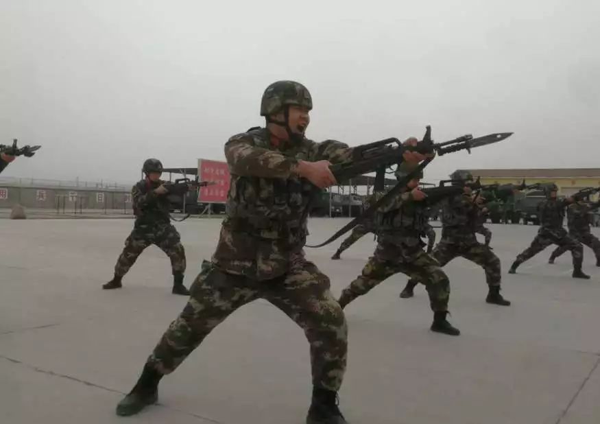 柔道冠军能打得过武警部队吗_武警能部队冠军打得过中将吗_武警能部队冠军打得过日军吗