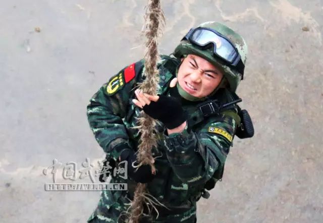 柔道冠军能打得过武警部队吗_武警打得过职业格斗选手吗_武警最能打