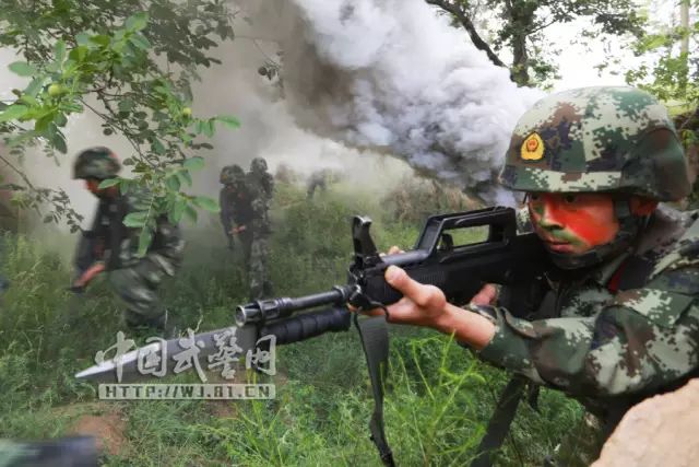 柔道冠军能打得过武警部队吗_武警最能打_武警打得过职业格斗选手吗