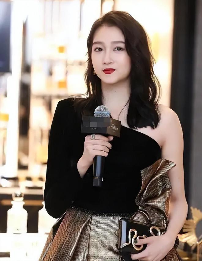 哑铃健身明星图片_健身明星哑铃图片高清_健身明星哑铃图片真实
