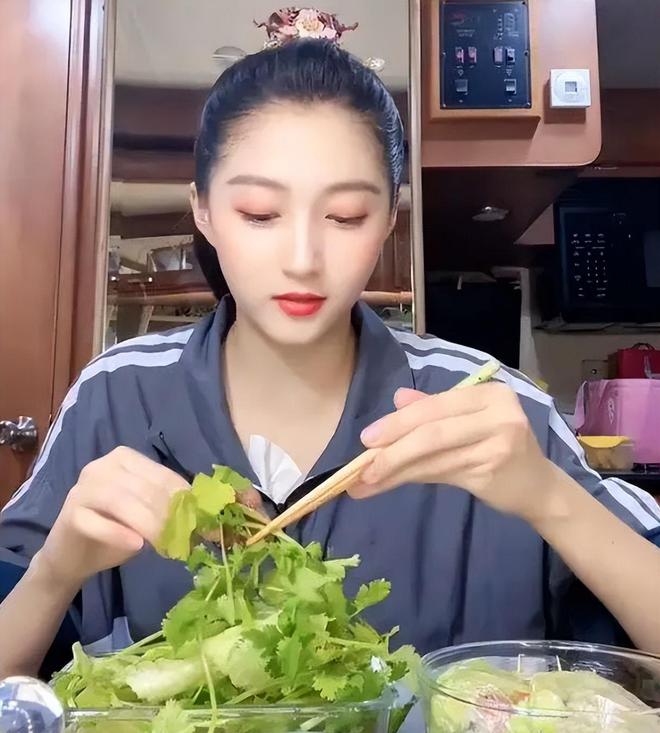 哑铃健身明星图片_健身明星哑铃图片高清_健身明星哑铃图片真实
