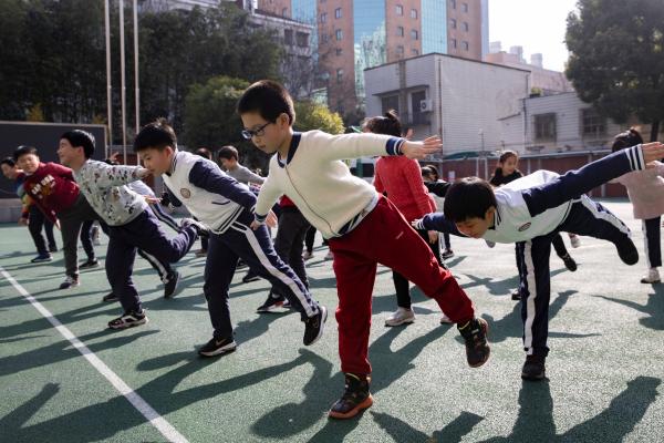 小学生篮球小游戏_九岁小学生打篮球游戏规则_中小学生篮球游戏