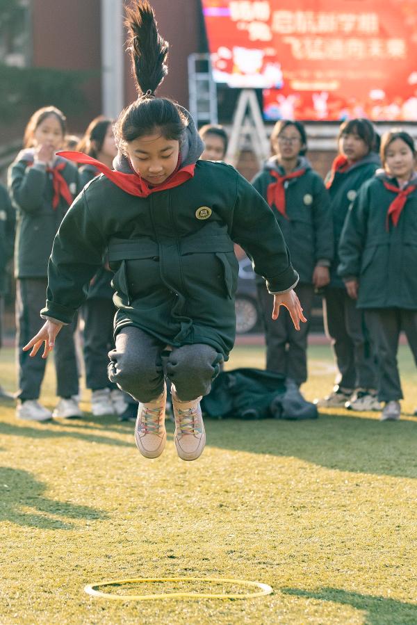 小学生篮球小游戏_中小学生篮球游戏_九岁小学生打篮球游戏规则