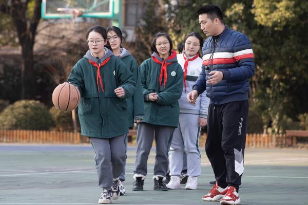 九岁小学生打篮球游戏规则_中小学生篮球游戏_小学生篮球小游戏