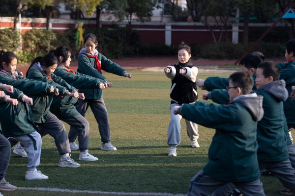 中小学生篮球游戏_九岁小学生打篮球游戏规则_小学生篮球小游戏
