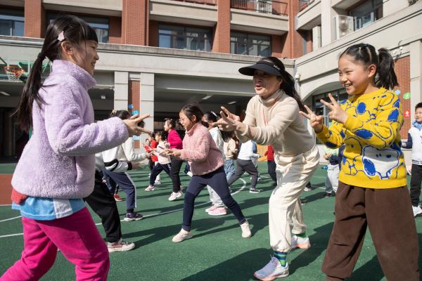 小学生篮球小游戏_九岁小学生打篮球游戏规则_中小学生篮球游戏