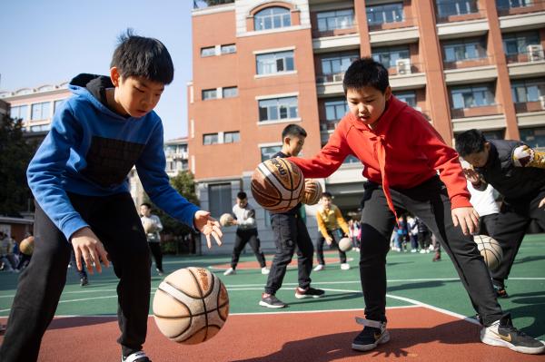 九岁小学生打篮球游戏规则_中小学生篮球游戏_小学生篮球小游戏