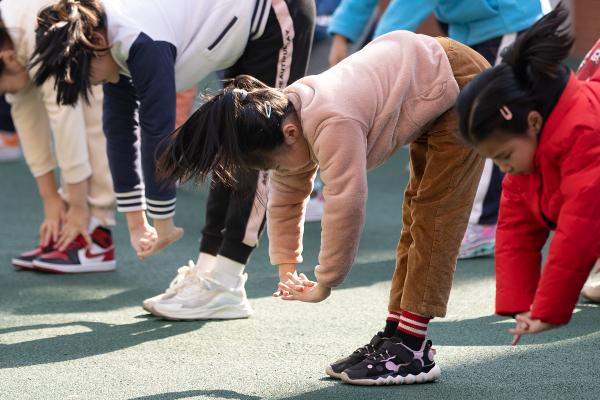 小学生篮球小游戏_九岁小学生打篮球游戏规则_中小学生篮球游戏