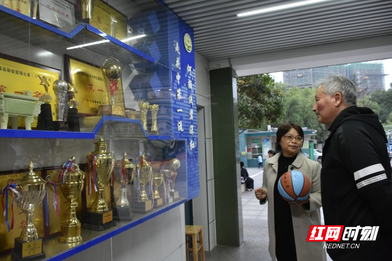 湖南小学生篮球联赛冠军_湖南省小篮球比赛_篮球联赛湖南冠军小学生是谁