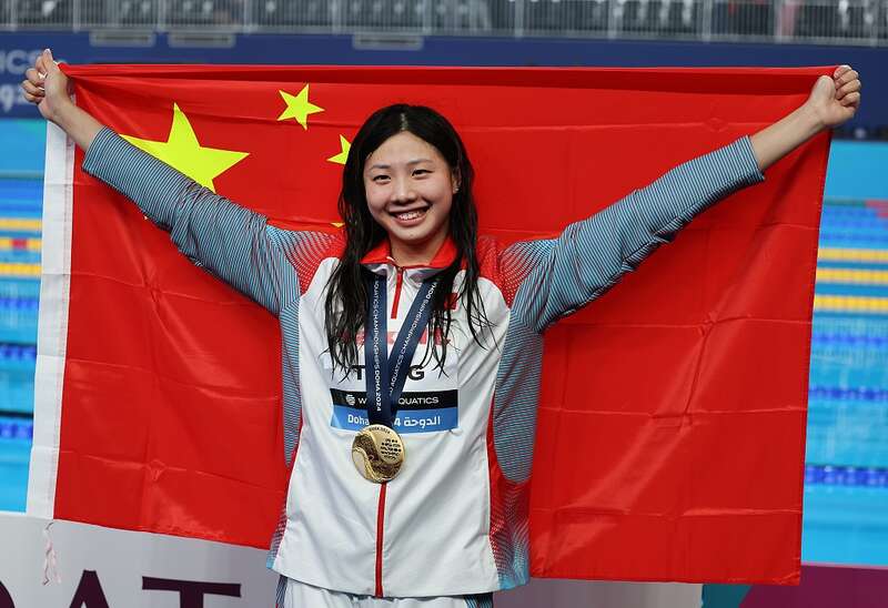 游泳冠军女孩_女子游泳夺得冠军自己却不知道_夺得游泳女子冠军知道吗