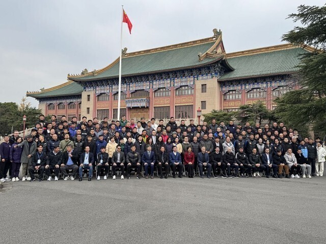 抓足球怎么写_足球运动员抓球技巧_足球训练抓人游戏