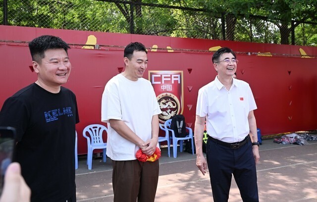 抓足球怎么写_足球运动员抓球技巧_足球训练抓人游戏