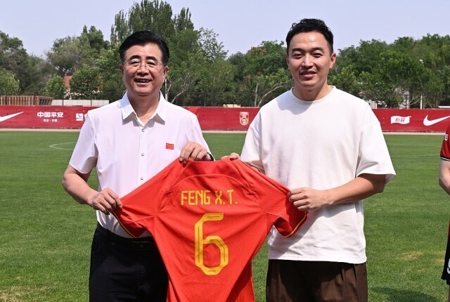 足球训练抓人游戏_足球运动员抓球技巧_抓足球怎么写