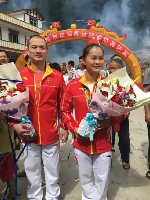 举重运动员流泪_最爱哭的举重运动员_举重冠军夺冠流泪视频播放