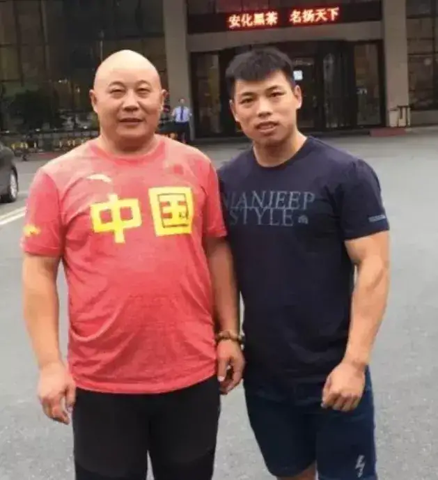 举重运动员流泪_举重冠军夺冠流泪视频播放_最爱哭的举重运动员