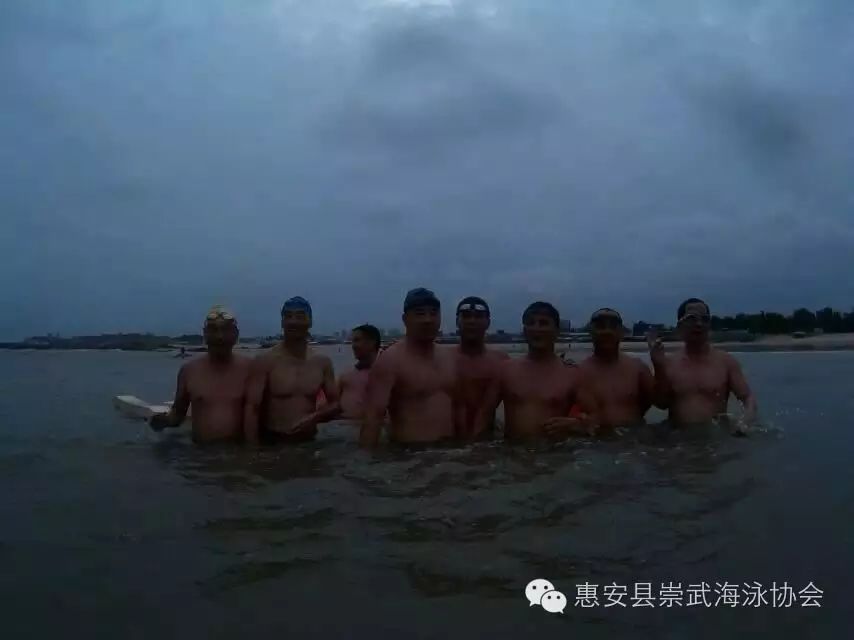 游泳的换气和手的动作_游泳换气技巧不用划手指头_游泳划手的作用