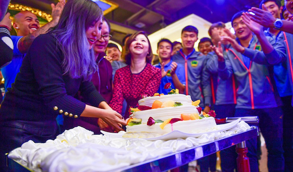苏宁足球技巧_苏宁在足球上赚钱了吗_苏宁踢球
