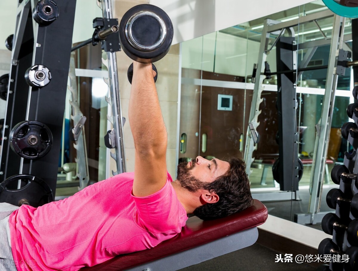 瑜伽垫上的健身动作_瑜伽健身动作垫上有黑点_瑜伽垫上的健身运动