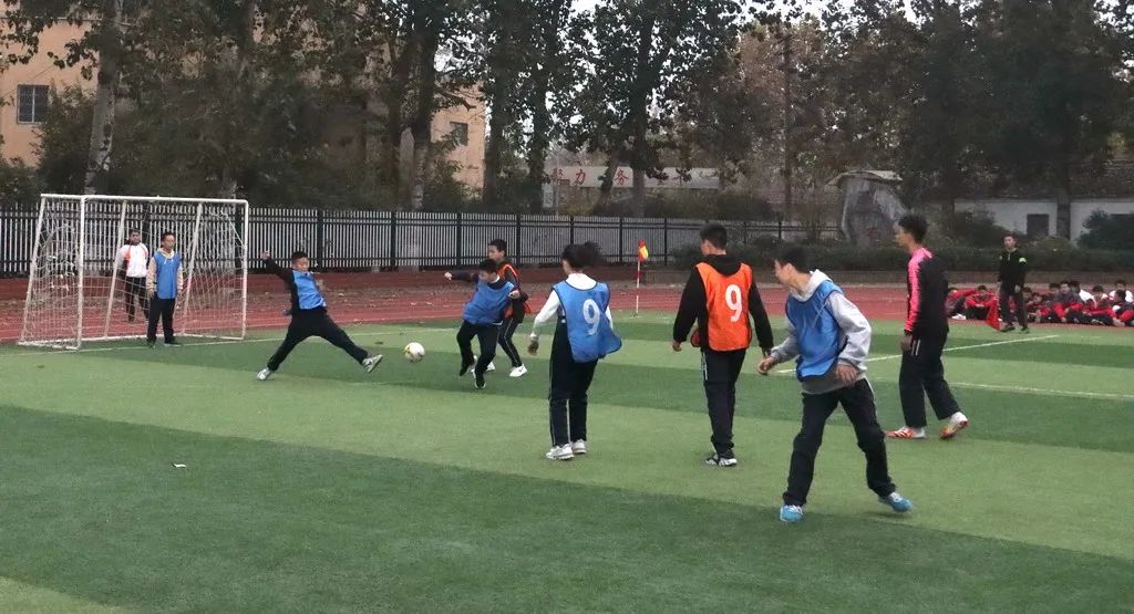 足球队的站位_校园足球球队站位规则图片_足球比赛规则站位