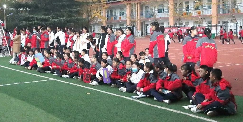 足球比赛规则站位_校园足球球队站位规则图片_足球队的站位