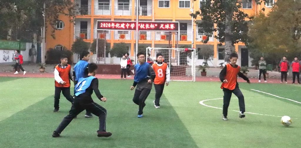 足球比赛规则站位_校园足球球队站位规则图片_足球队的站位
