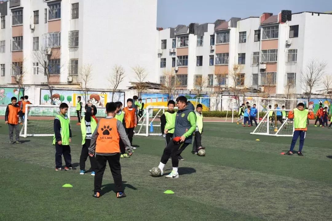 足球队的站位_校园足球球队站位规则图片_足球比赛规则站位