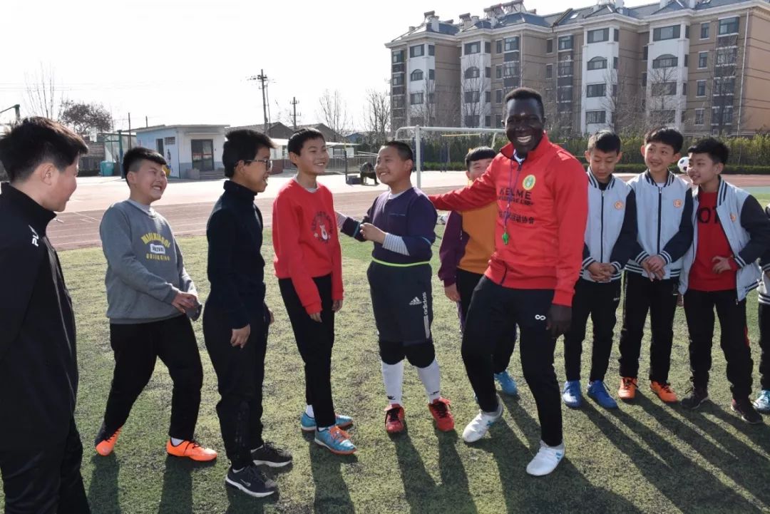 足球队的站位_校园足球球队站位规则图片_足球比赛规则站位