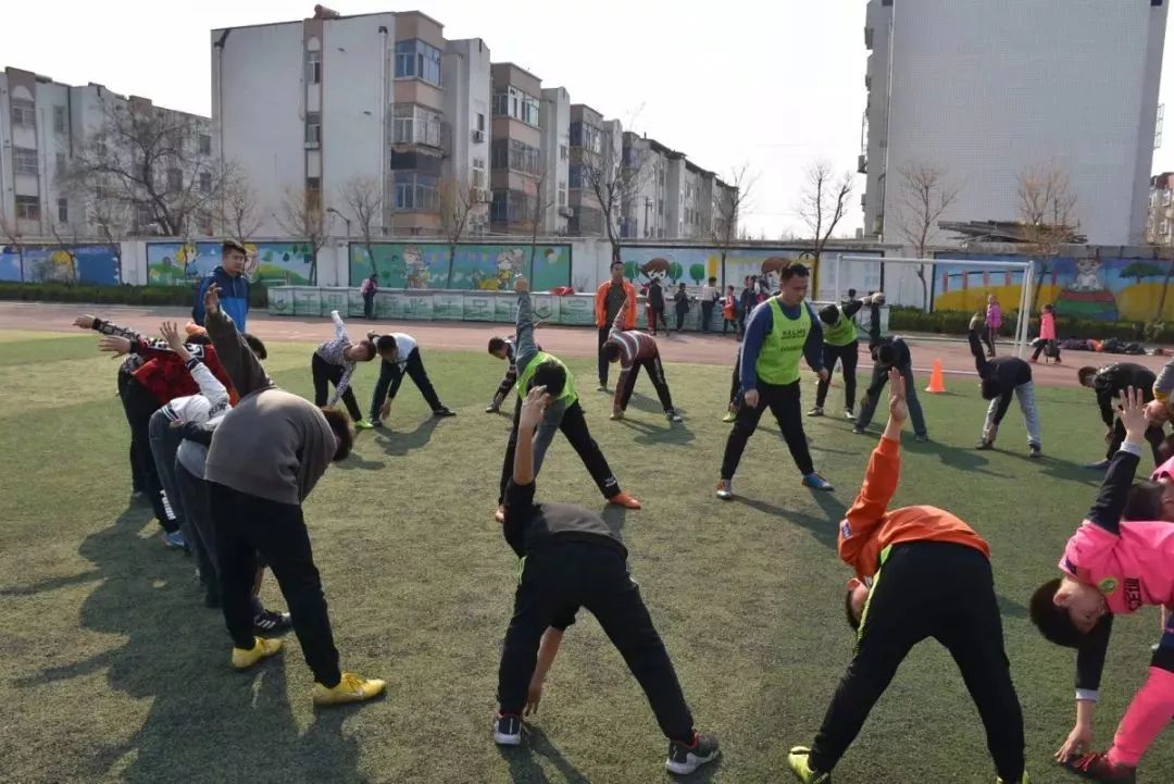 足球比赛规则站位_校园足球球队站位规则图片_足球队的站位
