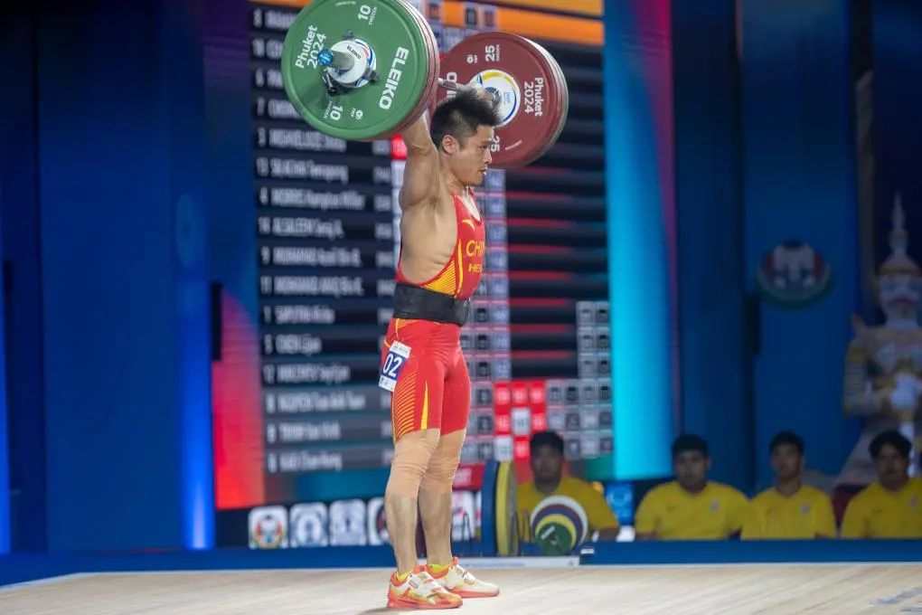 中国选手李发彬在2024年举重世界杯上打
