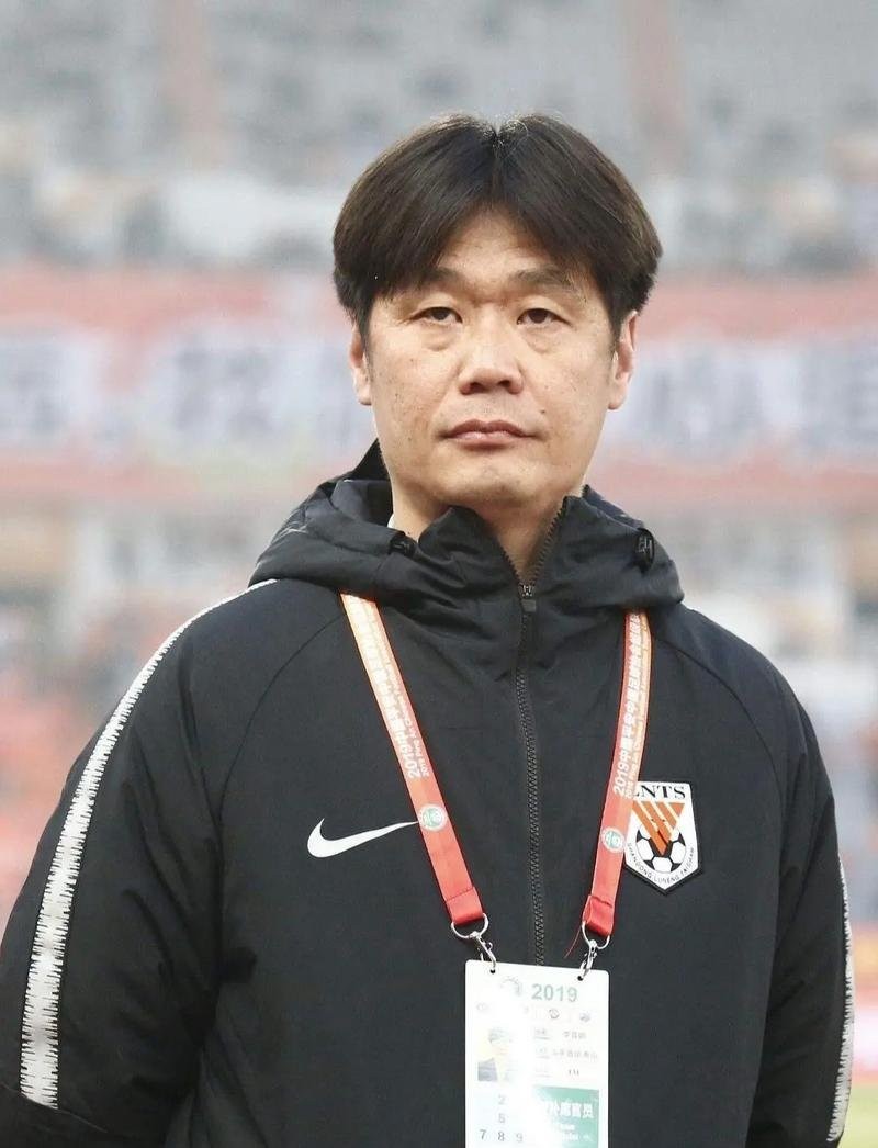 转会足球_足球球员转会规则图解_转会足球队是什么意思