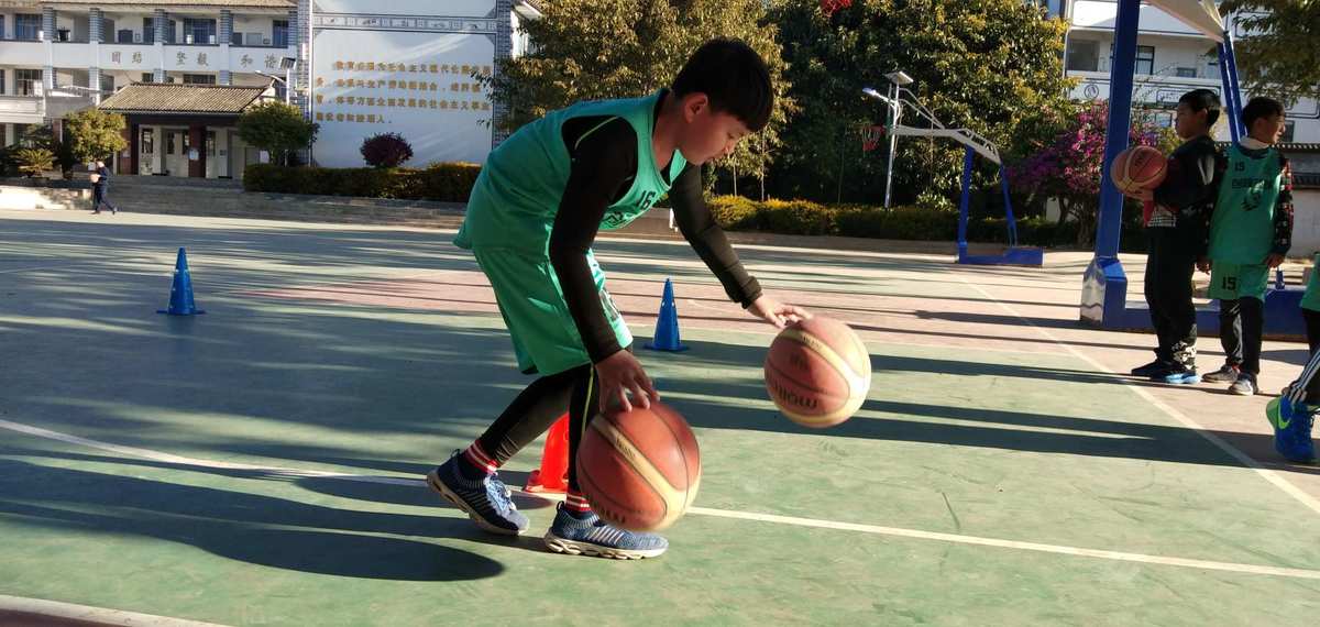 篮球运球规则里是什么意思_篮球运球规则里是什么_篮球规则里什么是运球的