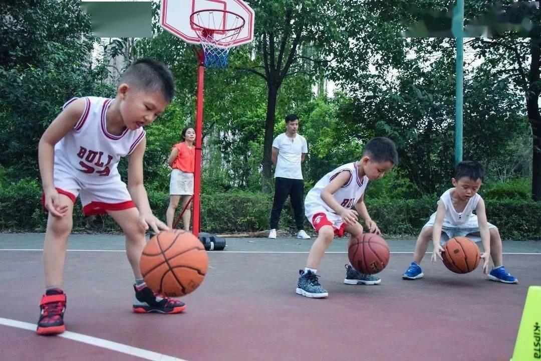 篮球规则里什么是运球的_篮球运球规则里是什么_篮球运球规则里是什么意思